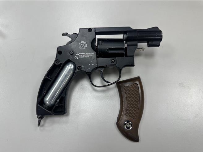 台南市黎姓男子19日凌晨與情敵談判引來警方關切，他突然交付一把空氣鋼珠搶給警察。（讀者提供／程炳璋台南傳真）