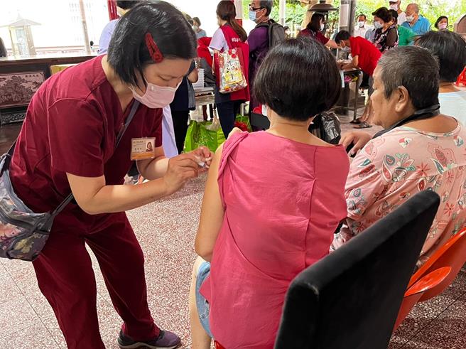 桃園市截至15日，已接種了近60萬劑流感疫苗，新冠疫苗則累積接種近16.5萬劑。（桃園市衛生局提供）