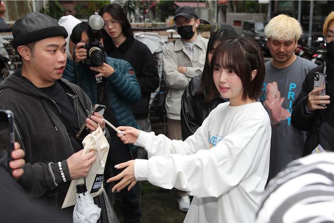 即使天冷仍有不少粉丝到场支持naenano。（黄世麒摄）