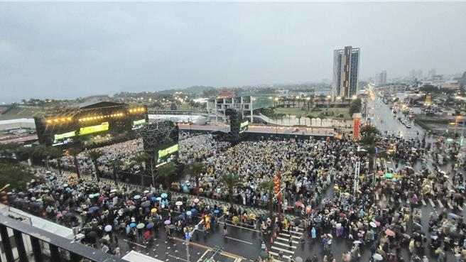 五月天开唱，花莲市东大门夜市旁广场引爆人潮。（读者提供／王志伟花莲传真）
