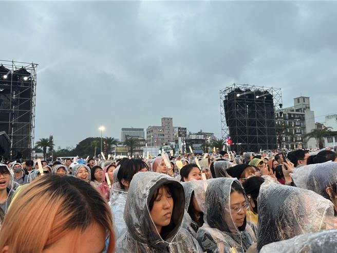 五月天开唱，花莲市东大门夜市旁广场引爆人潮。（读者提供／王志伟花莲传真）