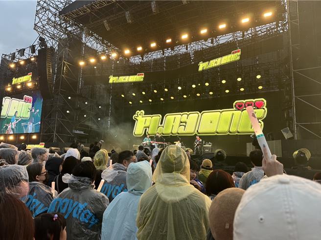 五月天开唱，花莲市东大门夜市旁广场引爆人潮，歌迷穿上雨衣、尖叫破表。（读者提供／王志伟花莲传真）