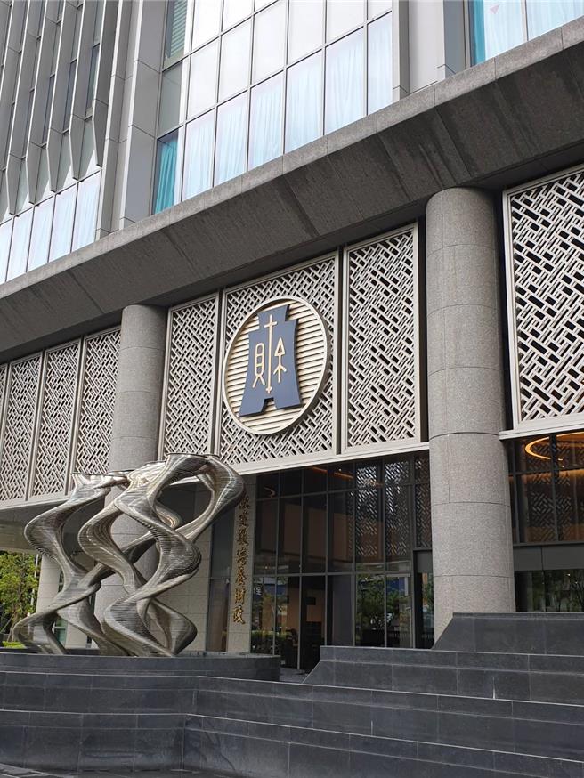 賦稅署「委辦費」預算遭刪10％，影響雲端發票增開500元獎項小確幸390萬個。(王莫昀攝)