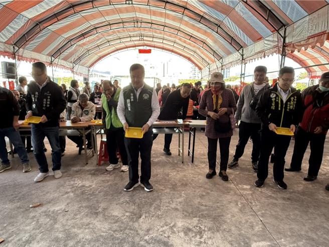 社团法人台中市城乡发展协会19日举办「画蛇添福、好蛇城乡福运旺旺来」活动。（台中市城乡发展协会提供）