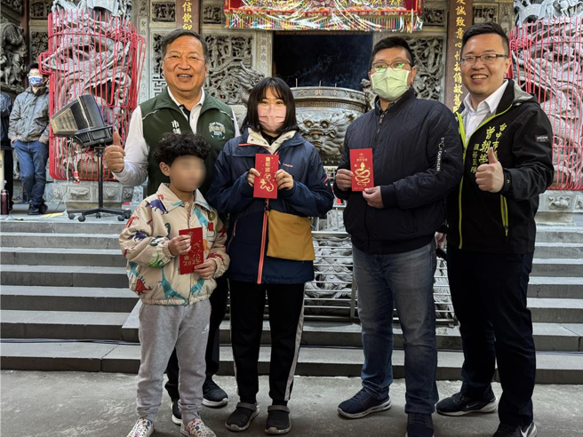 社团法人台中市城乡发展协会19日举办「画蛇添福、好蛇城乡福运旺旺来」活动。（台中市城乡发展协会提供）