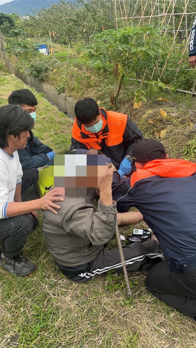 年近百岁的老翁跌落释迦园水沟，警民合力寻获并协助脱困。（台东县警察局提供／萧嘉蕙台东传真）