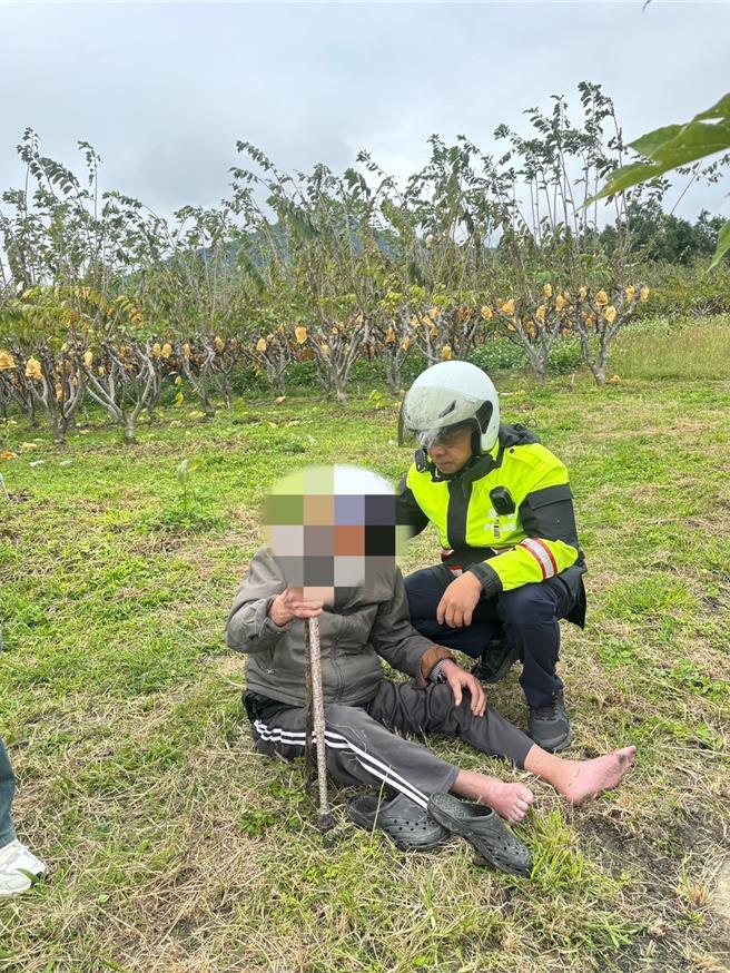 老翁受困释迦园水沟，歷经一夜寒冬后获救，身体状况无大碍。（台东县警察局提供／萧嘉蕙台东传真）