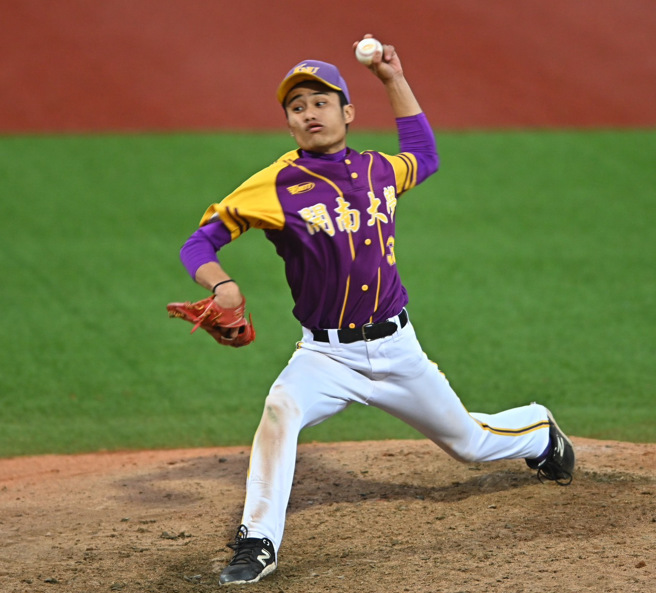 开南大学简煜恩9局下从中外野走上投手丘，后援0.1局「关门」成功。（大专体总提供）