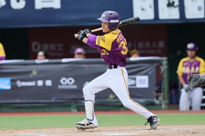 开南大学简煜恩7局上敲出带有2分打点安打。（大专体总提供）