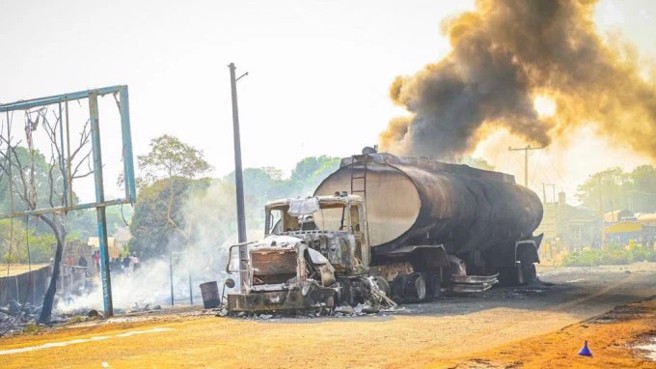 奈及利亚一辆油罐车翻覆，一堆民眾上前抢夺燃油，结果意外爆炸导致近百人死伤。（图／翻摄Ｘ）