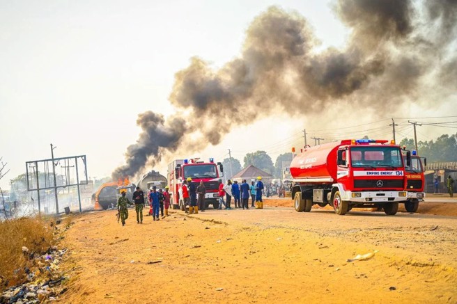 奈及利亚一辆油罐车翻覆，一堆民眾上前抢夺燃油，结果意外爆炸导致近百人死伤。（图／翻摄Ｘ）