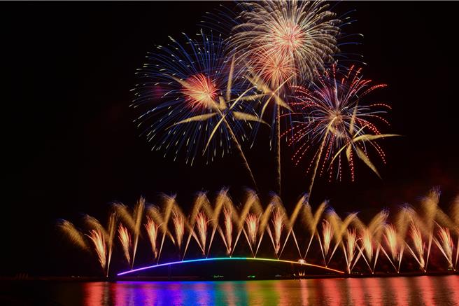 澎湖國際海上花火節首度聯名「史努比」，可樂旅遊推3日遊行程。（可樂旅遊提供／吳娮翎台北傳真）