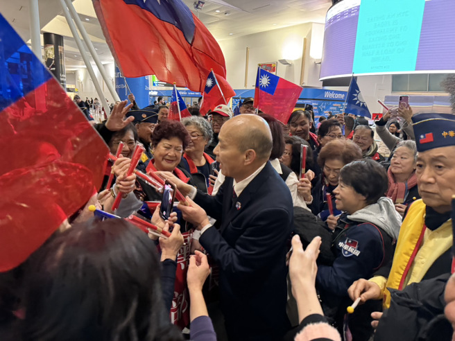 韩国瑜抵纽约旗海飘扬，侨胞高喊：韩院长加油！（取自中天）