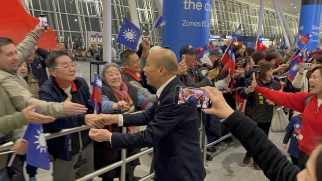 韩国瑜抵纽约旗海飘扬，侨胞高喊：韩院长加油！（取自中天）