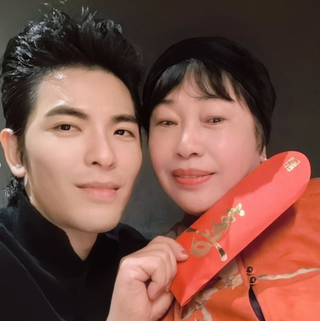 萧敬腾为妈妈庆生，送上大红包。（图／翻摄自萧敬腾 IG）