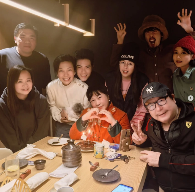 萧敬腾晒全家福合照，紧抱老婆林有慧放闪。（图／翻摄自萧敬腾 IG）