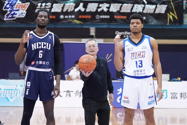 政大盛岦(左)跟健行史密斯跳球。(大專體總提供)