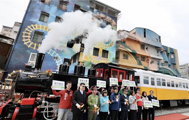 见证高雄工业发展的百年车站三块厝驿，在高雄市府争取下，与臺铁公司合作设置LDK58蒸气火车头与LDR2201柴油客车（黄皮仔车）。（截自陈其迈脸书）