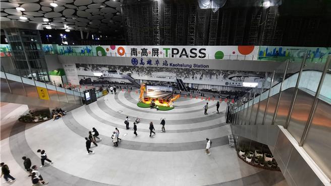 高雄车站天棚于2024年底完工正式启用。（粘耿豪摄）