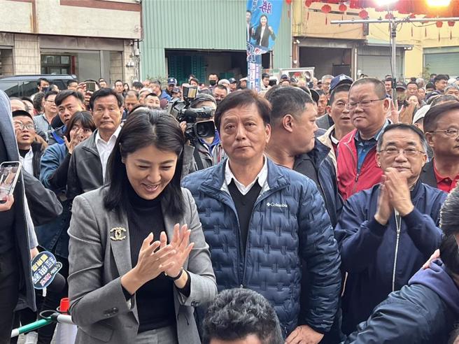 图为南投县长许淑华（前左）紧盯草屯镇长补选开票结果，得知简赐胜（前右）大赢对手蔡铭轩约1万2000票相当开心。（杨静茹摄）
