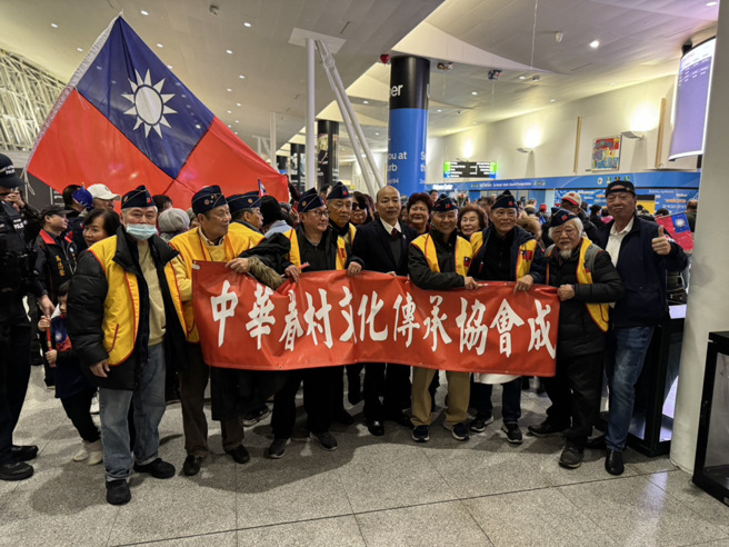 韩国瑜(中)抵达纽约，现场接机民眾旗海飘扬，不少侨胞高喊：韩院长加油！（取自中天）