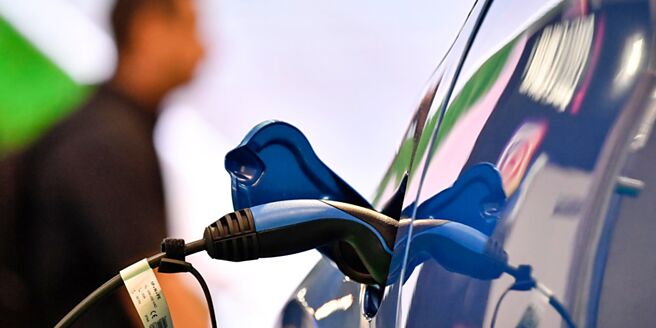 川普重掌白宫，基于讨好业者及控制通膨的考量，排除对传统能源相关产业的发展障碍，否定拜登政府发展绿能的政策措施，必将对美国及全球气候、能源政策，造成重大衝击。图／美联社