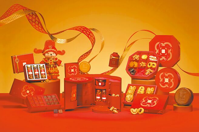 半島精品店「祥蛇獻瑞 福運綿延」新春系列，每款都以閃爍蛇鱗如意結圖案禮盒盛載，寄寓新的一年充滿團結、好運與繁榮。圖／半島精品店提供