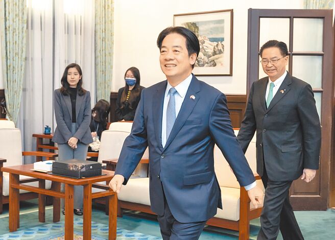 美中领导人通话了，台湾是否还要担任「抗中先锋」，赖政府需要拿捏。图为赖清德总统（中）。（总统府提供）