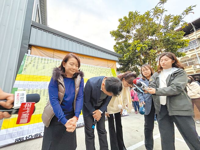 草屯镇长补选18日投开票，败选的民进党候选人蔡铭轩（左二）向支持者鞠躬致谢。（冯惠宜摄）