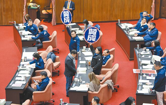 行政院所属各部会把握周休二日空檔，频在脸书、机关网站发动文宣战。图为立法院17日院会处理中央政府总预算案通案项目并进行表决，国民党、民眾党以人数优势通过蓝白党团提案。（本报资料照片）