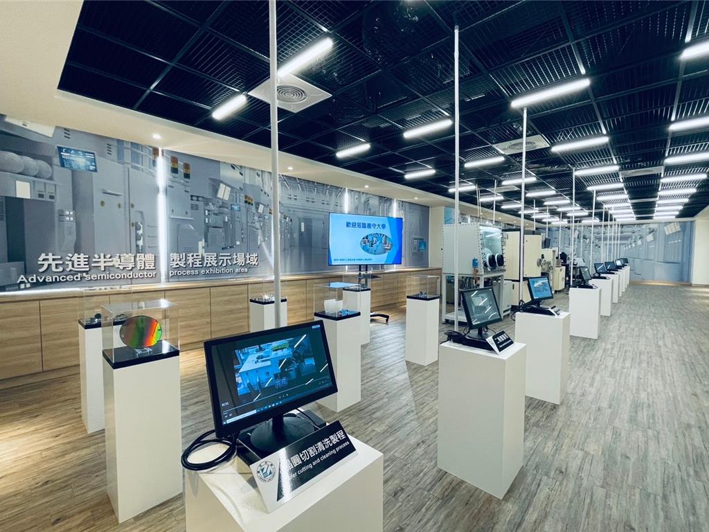 義守大學新建置的「半導體先進製程虛實場域」，鏈結多元資源，讓學子挺進重點科技領域中。（義守大學提供／林瑞益高雄傳真）