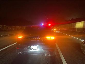 保時捷國道「沒油」停路中  婦拒拖吊等送油害大塞車   惹怒法官重判