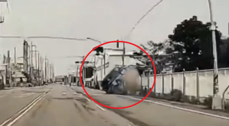 休旅車莫名衝撞號誌桿翻覆 影片曝！駕駛困車內傷重慘死