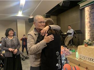 癌末6旬翁辦「生前歡送會」送妻機車 對白笑中帶淚