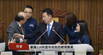 影》柯建銘狠嗆藍委「你沒資格管我」 總預算表決大亂鬥