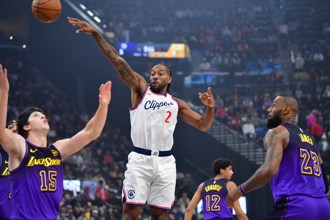 NBA》洛城內戰呈現一邊倒！快艇3人得分破20輕取湖人