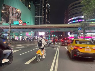 騎自行車要看哪個燈？北市交通局揭正確道路行駛方式