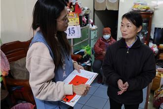 苗栗縣長鍾東錦慰問邊緣弱勢家庭 送暖過好年