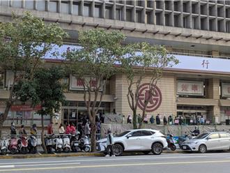 換新鈔好過年！台銀大排長龍 基隆土銀一度領不到錢