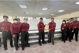 睡好才能救災！ 企業捐寢具 支援迴龍消防入好眠