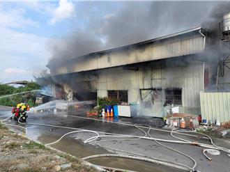 屏東九如鐵皮屋大火 母驚慌逃生、女兒從2樓跳下