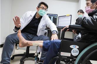 踝關節「翻船」變形！7旬長者痛到走不了 異體骨移植重獲新生