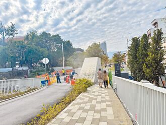 高雄车站天棚 设计不良惹怨