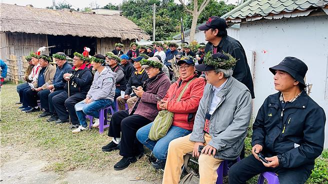 行政院东部联合服务中心副执行长许文献（右五）、前卑南族议会召集人林志兴（右四）等人出席下宾朗部落抗议记者会。（萧嘉蕙摄）