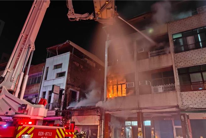 高雄市前金区19日深夜有仓库突然起火燃烧，消防赶抵后立刻布水线灌救。（民眾提供／纪爰高雄传真）