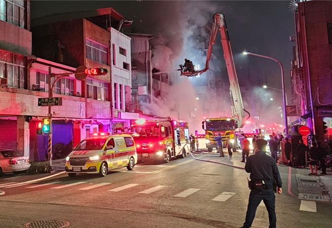 火警现场，新兴分局警方也在周围管制交通，以利消防人员救灾。（民眾提供／纪爰高雄传真）