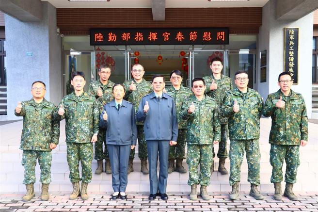 陆勤部指挥官洪中将春节前视导中部地区厂库单位，慰问官兵年来辛劳。（陆勤部提供）