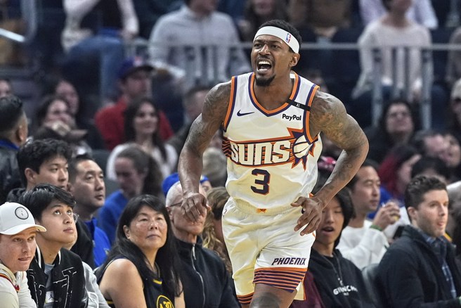 公鹿有可能轉頭招募在太陽待得並不開心的畢爾。(美聯社資料照)