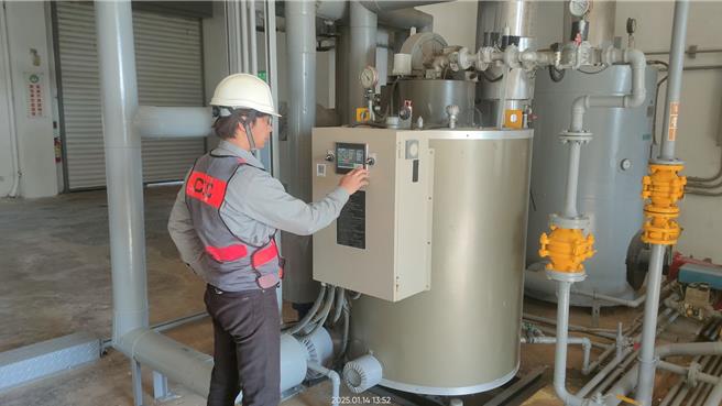 目前淡水水资源回收中心利用沼气燃烧热水锅炉系统，热源提供厌氧消化槽保温使用。（水利局提供）