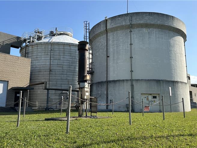 淡水水资源回收中心污泥厌氧消化槽及沼气储存槽。（水利局提供）